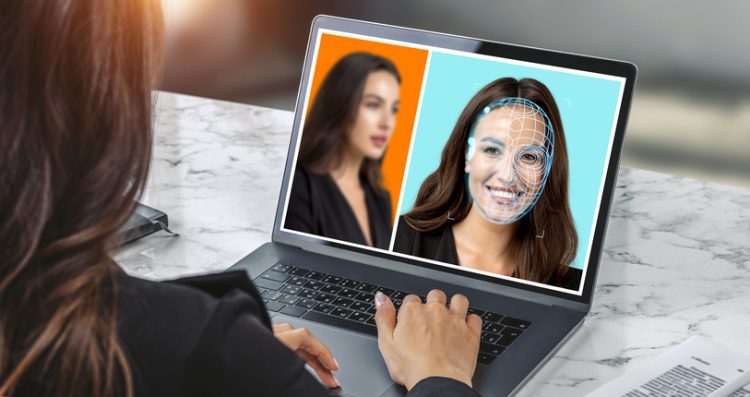 Photo or lady on computer